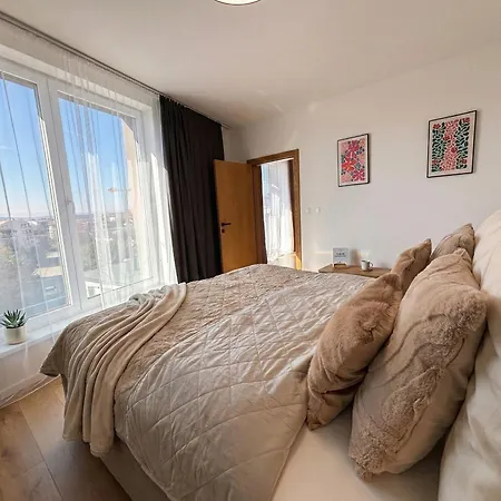 Moderny Novy S Vyhladom & Parking Apartamento Lubotice
